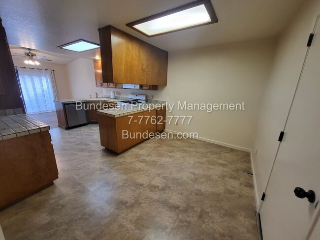 Building Photo - Spacious 3 bedroom, 2 bath~3316 Hoen Avenu...