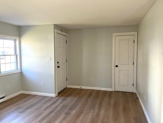 Building Photo - Rosemont Updated 2 Bedroom Unit