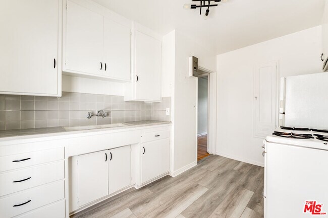 Building Photo - 1706 N Stanley Ave