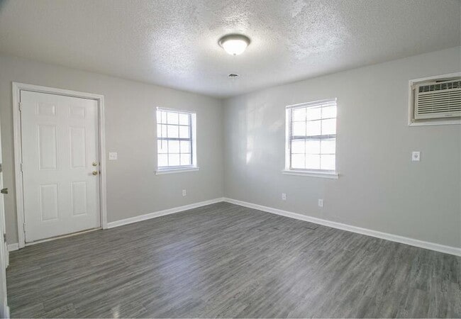 Building Photo - 15-415 Thompsonville Ln