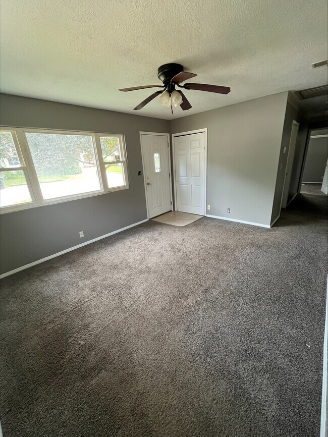 Building Photo - 156 N Avon Ave