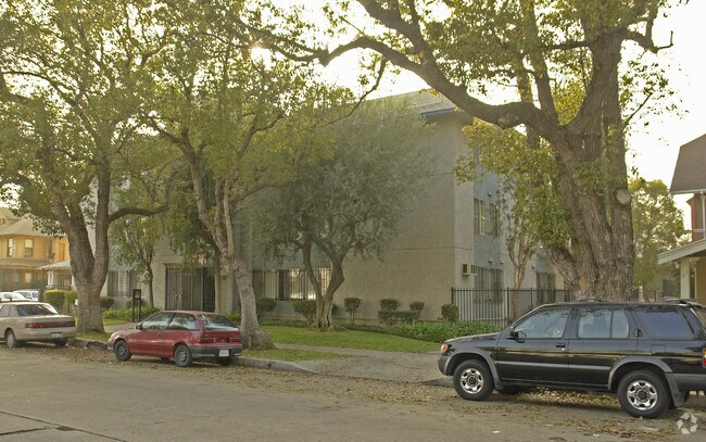 Building Photo - 1823 S St Andrews