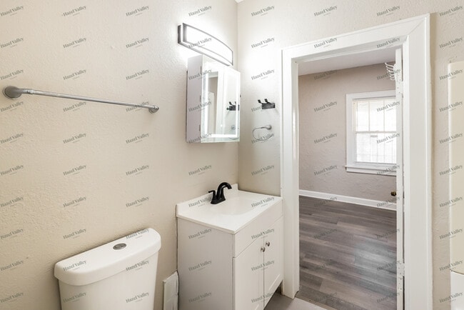 Building Photo - 4123 E 6 St