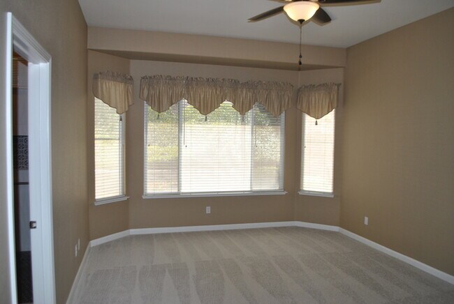 Building Photo - Gorgeous home in Springfield at Whitney Oaks