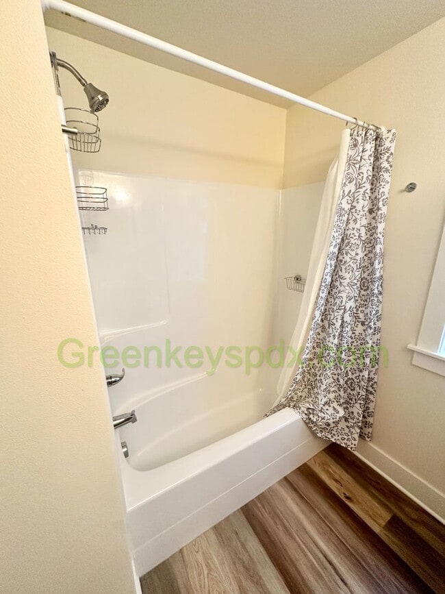 Building Photo - Cute Studio with a Private, Fully Fenced P...