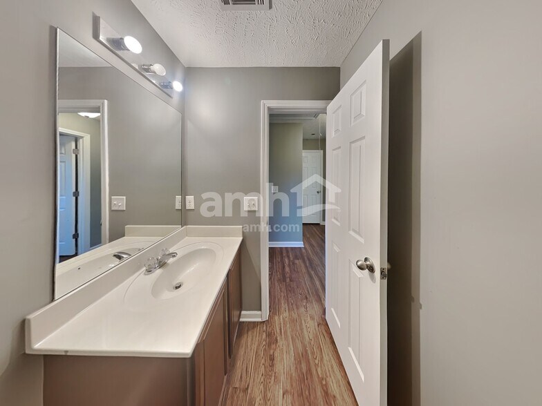 Building Photo - 1010 Harmony Ln