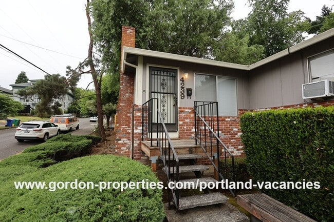 Building Photo - SE 15th Ave - remodeled 3 bedroom duplex w...
