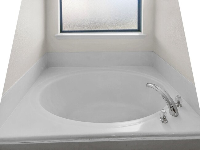 Building Photo - Spacious 1 Story Home!