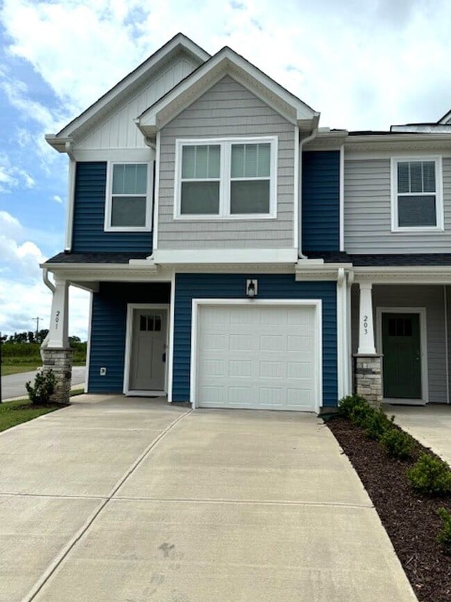 Primary Photo - Gorgeous 3 Bedrooms-2.5 Baths - Prime Loca...