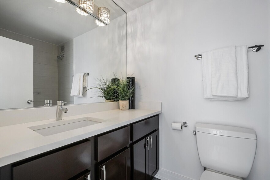 Building Photo - 3930 N Pine Grove Ave