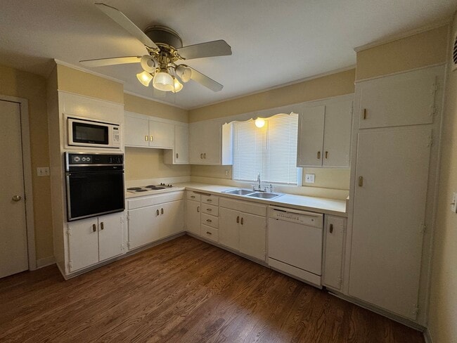 Building Photo - Spacious 1/2 Duplex in Great Waldo Area