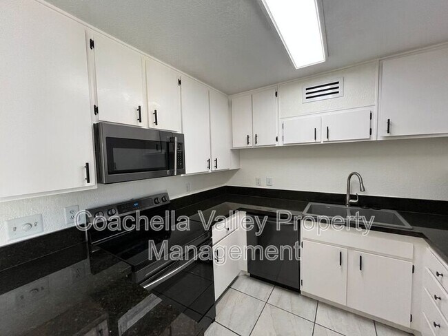 Building Photo - 433 Bradshaw E Ln