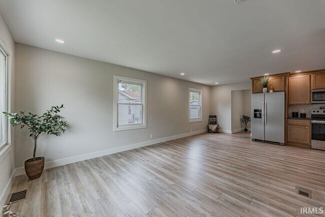 Building Photo - 1628 E Blackford Ave