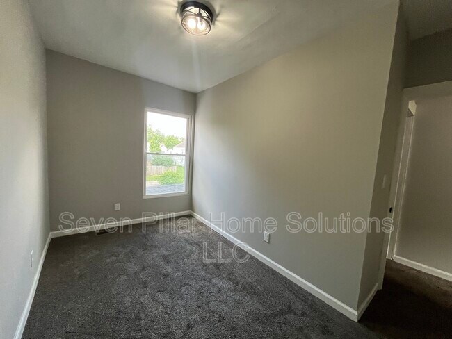 Building Photo - 112 Dana Ave