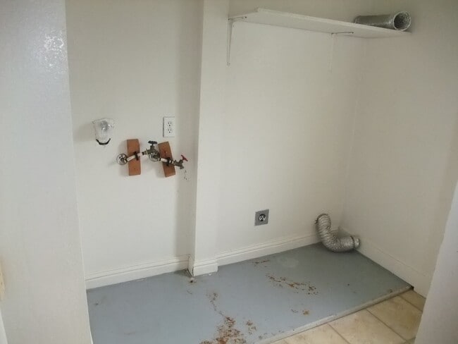 Building Photo - 3 Bedroom 1 Bath 848 Sq Ft Home In Albany