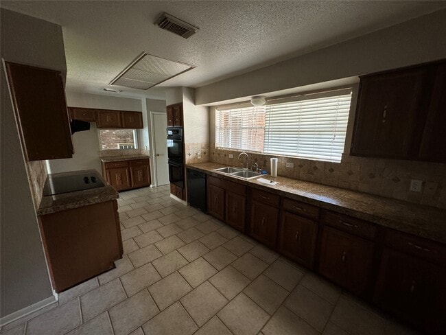 Building Photo - 15810 Hickory Knoll Dr