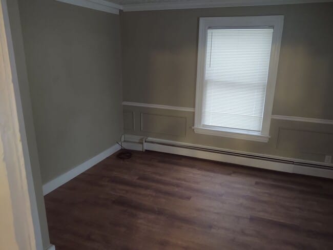 Building Photo - 3 Bedroom with off-street Parking on Park Ave