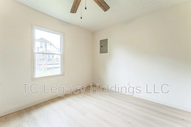 Building Photo - 104 1/2 Railroad Street