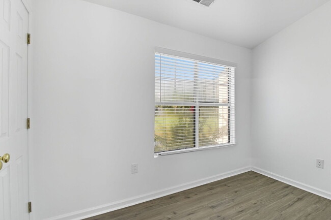 Building Photo - Spacious Three Bedroom Townhome in Old South!