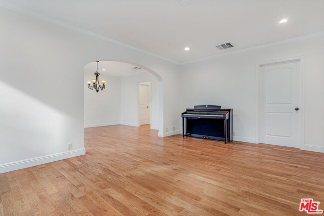 Building Photo - 409 N Kilkea Dr