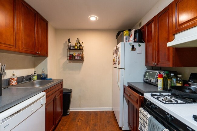 Building Photo - Beautiful 2 bedroom Bi level unit