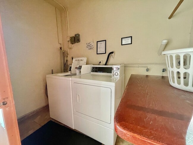 Building Photo - Available Mid October 2025 Fully Furnished...