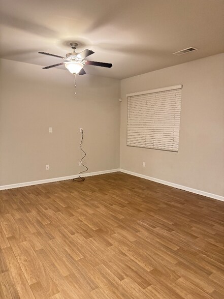 Building Photo - 2801 Ridgeview Dr