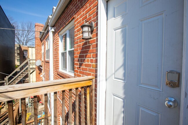 Building Photo - Relaxing 1 BR & 1 Den/1 BA Apartment in Pl...