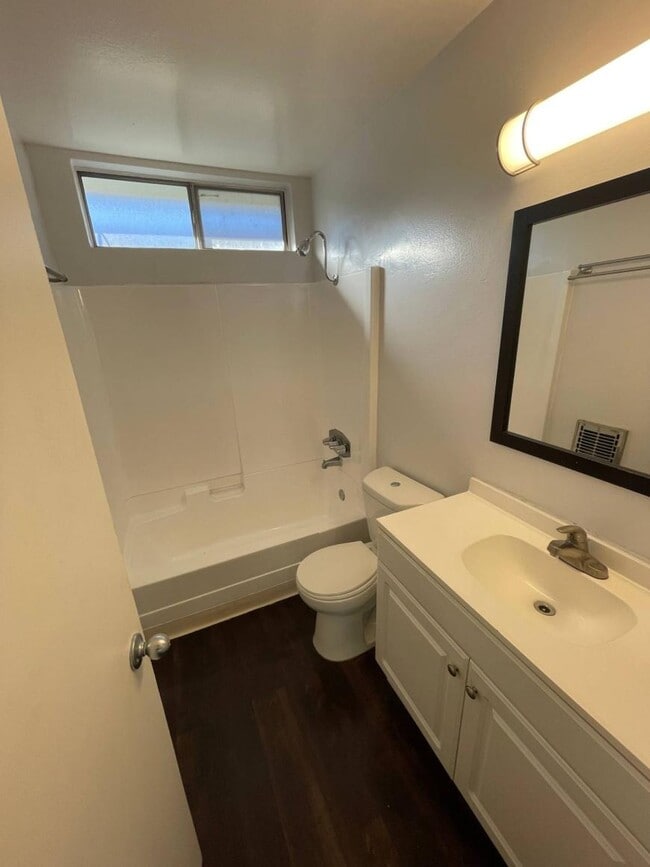 Building Photo - 1.0 bedroom in Canoga Park California 91304