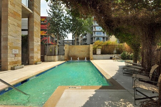 Building Photo - 800 W 5th St