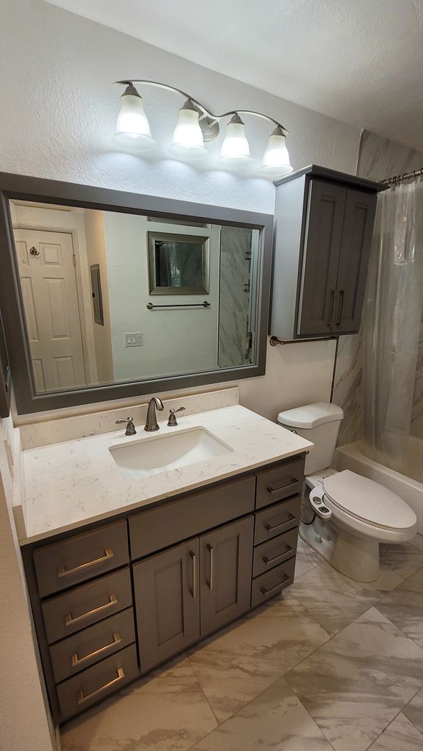 Building Photo - Downstairs 2 Bed 2 Bath Condo in Gated Community!