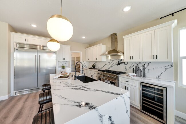 Building Photo - 131 N Un St