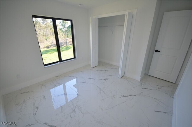 Building Photo - 1242 Hathor St E