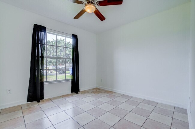 Building Photo - Very Nice 3/2 Home w/ Fenced Yard in St. Cloud with Bonus Room