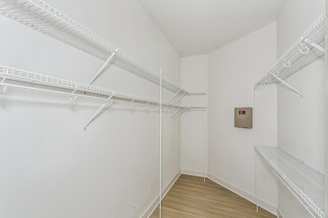 Building Photo - 5930 Hermitage Dr