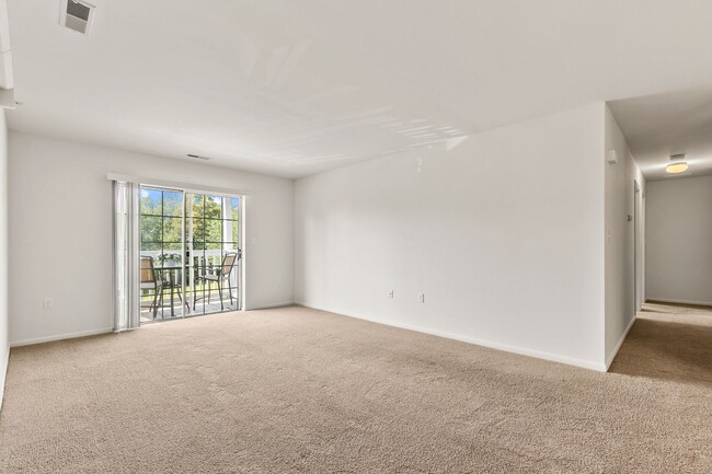 Building Photo - Two Bedroom Contemporary Style Apartment o...