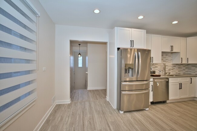 Building Photo - 4616 N Kostner Ave