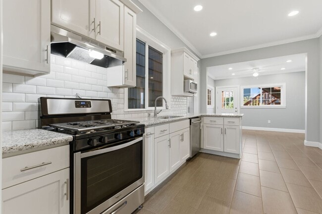 Building Photo - Bright & Modern 2BR Flat with Driveway Par...