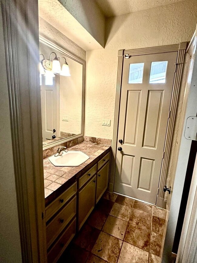 Building Photo - 38 Hillock Woods