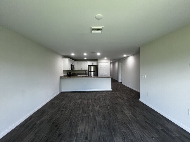 Building Photo - Haunt Your Dream Home: 3BR Duplex With Chi...