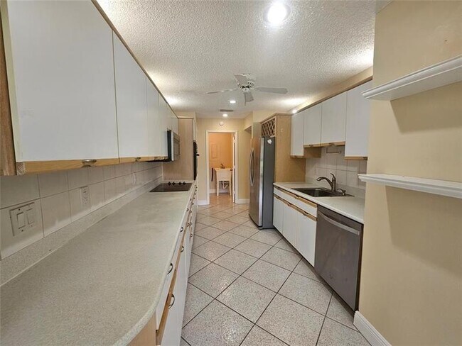 Building Photo - 633 Lake Point N Ln