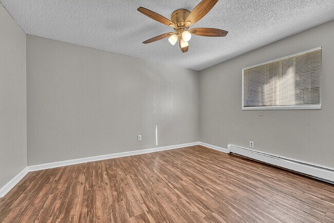 Building Photo - $1,395 — 2 bed, 1 bath renovated basement ...