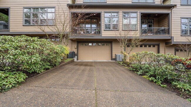 Building Photo - Modernly Elegant Townhome w/ 2 Primary Suites +2.5 bathrooms in Beautiful Peterkort!