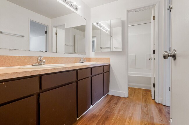 Building Photo - State Duplex - VPM482830S-6