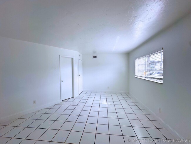 Building Photo - 519 W Kalmia Dr