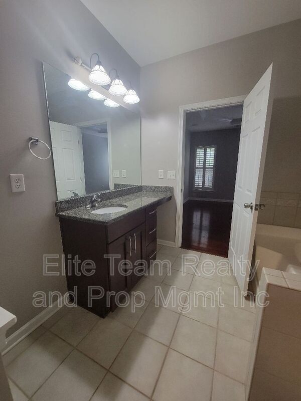 Building Photo - 2339 Whitford Ln