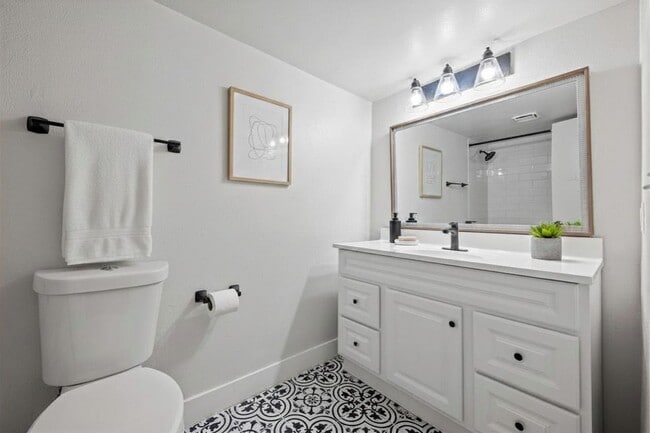 Building Photo - Updated 1 Bed Condo | Reserved Parking, Covered Patio & Fireplace