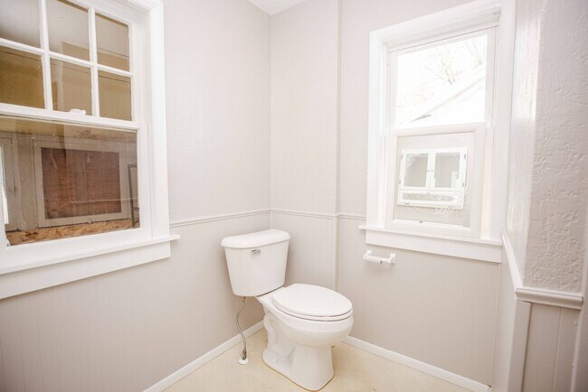 Building Photo - Beautiful three bedroom spacious house wit...