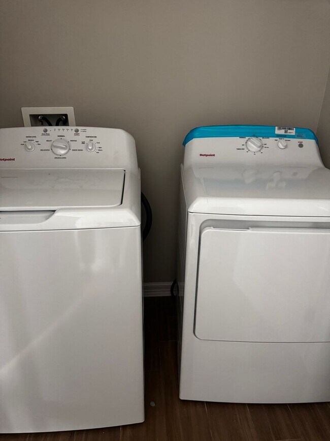 Building Photo - 705 Sparrow Rd