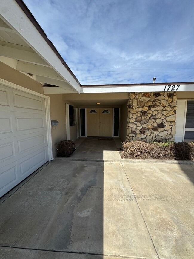 Building Photo - Bright and Updated Camarillo Home with Fireplace and Outdoor Living